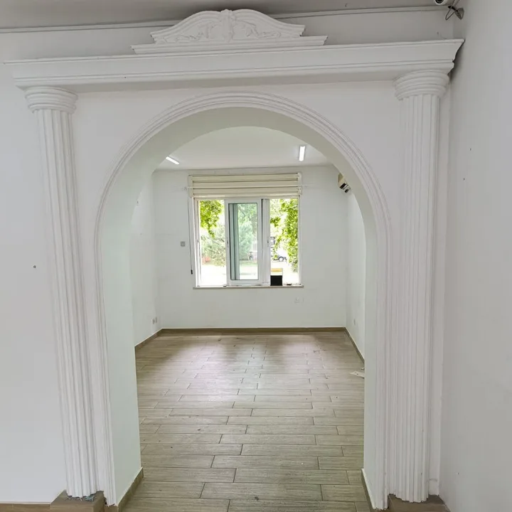 🏢 Izdaje se poslovni prostor *** 📍 Centar, Podgorica 📐 42 m² 🏢 Visoko prizemlje 💶 1.200 € - slika 2