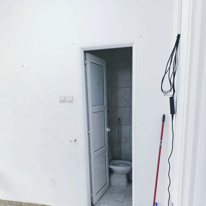 🏢 Izdaje se poslovni prostor *** 📍 Centar, Podgorica 📐 42 m² 🏢 Visoko prizemlje 💶 1.200 € - slika 4